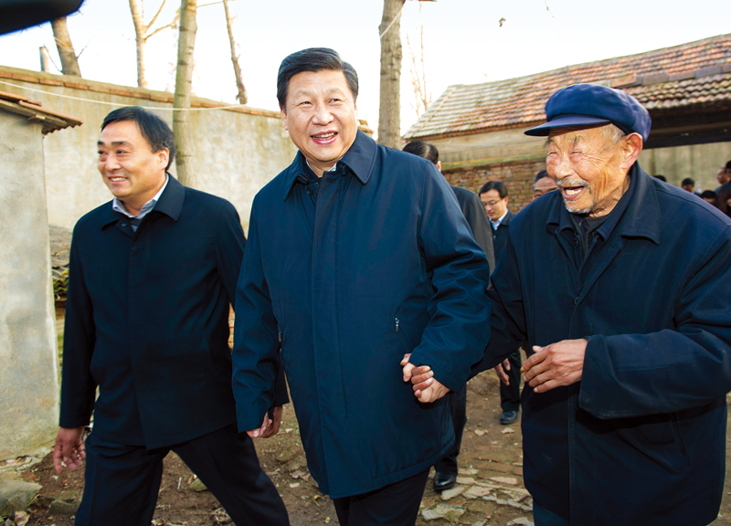 　2013年11月24日至28日，中共中央總書記、國家主席、中央軍委主席習近平在山東考察。 這是25日下午，習近平在地處沂蒙老區(qū)的臨沭縣曹莊鎮(zhèn)朱村親切地拉著83歲的“老支前”王克昌的手去他家看望。 新華社記者 謝環(huán)馳/攝