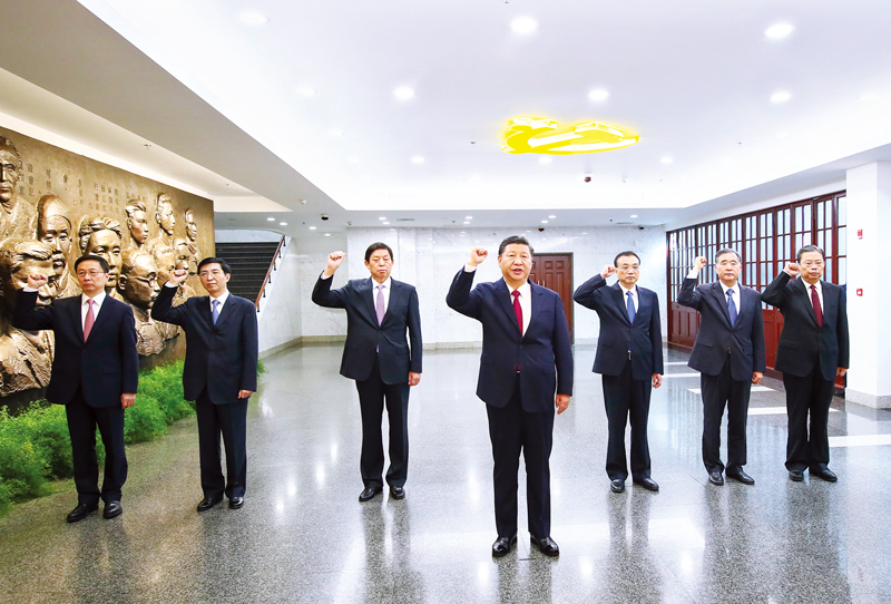 　2017年10月31日，中共中央總書記、國家主席、中央軍委主席習近平帶領中共中央政治局常委李克強、栗戰(zhàn)書、汪洋、王滬寧、趙樂際、韓正，瞻仰上海中共一大會址和浙江嘉興南湖紅船。這是31日上午，在上海中共一大會址紀念館，習近平帶領其他中共中央政治局常委同志一起重溫入黨誓詞。 新華社記者 蘭紅光/攝