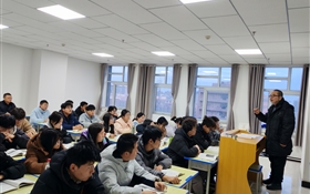 校長李海軍深入聯(lián)系班級、宿舍、課堂與學(xué)生談?chuàng)?dāng)、話成長